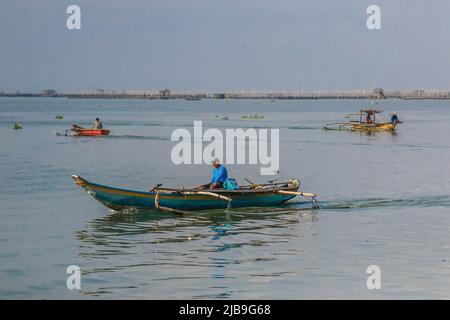 Binangonan, Philippinen. 04.. Juni 2022. Mehrere Boote werden im See rudern gesehen. Laguna Lake ist der größte See auf den Philippinen und bedeckt eine Fläche von 900 Quadratkilometern oder entspricht 90.000 Hektar. Das Wasser fließt von der Provinz Laguna bis zur Provinz Rizal, dem südlichen Teil von Luzon. Der See bietet Ressourcen wie Transport, Erholung, Lebensunterhalt und vor allem Nahrung für die umliegenden Gemeinden. Laguna Lake wird als Süßwasser der Klasse C klassifiziert, das die Fähigkeit besitzt, Fische und andere aquatische Ressourcen anzubauen. Einige Wasserscheide in der Nähe der Metro Manila cla Stockfoto