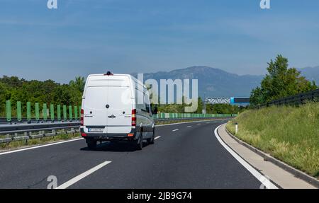 Ein Bild eines weißen Transporters auf einer slowenischen Autobahn. Stockfoto