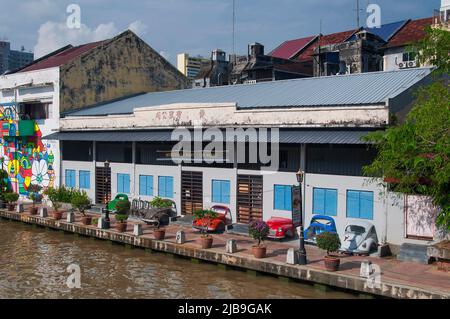 Melaka, Malaysia. 17. August 2017. Volkswagon Käfer, die an der Fassade eines Flohmarktes in der Nähe eines Wasserkanals in der Stadt Malacca Malaysia auf einem Stockfoto