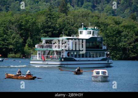 Bowness über Windermere, Großbritannien. 4.. Juni 2022. Große Menschenmengen genießen den Jubilee Bank Holiday Samstag bei warmen Temperaturen im Bowness on Windermere im Lake District Cumbria Credit: MARTIN DALTON/Alamy Live News Stockfoto