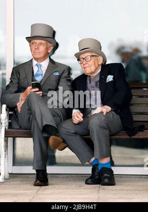 Rennfahrer am Derby Day während des Cazoo Derby Festival 2022 auf der Epsom Racecourse, Surrey. Bilddatum: Samstag, 4. Juni 2022. Stockfoto