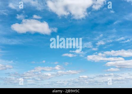 Panorama-Hintergrund des blauen Himmels mit weißen Cumulus-Wolken. Weiße Wolke auf blauem Himmel. Einige weiße, flüsterige Wolken und blauer Himmel Wolkenlandschaft. Blauer Himmel und wh Stockfoto
