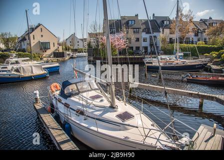 Den Helder, Niederlande, Mai 2022. Ein Segelboot in der Marina von Den Helder. Hochwertige Fotos Stockfoto