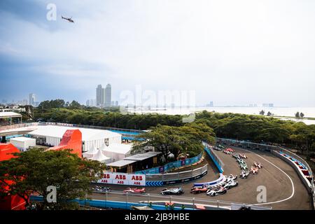 Jakarta, Indonesien. 04.. Juni 2022. 05 VANDOORNE Stoffel (bel), Mercedes-EQ Silver Arrow 02, Action 23 BUEMI Sébastien (SWI), Nissan e.Dams, Nissan IM03, Action 94 WEHRLEIN Pascal (ger), TAG Heuer Porsche Formula E Team, Porsche 99X Electric, Action 17 DE VRIES Nyck (nld), Mercedes-EQ Silver Arrow 02, Action Start während des Jakarta ePrix 2022, 6. Treffen der ABB FIA Formel-E-Weltmeisterschaft 2021-22 auf dem Jakarta International e-Prix Kurs vom 2. Bis 4. Juni in Jakarta - Photo Germain Hazard / DPPI Credit: DPPI Media/Alamy Live News Stockfoto