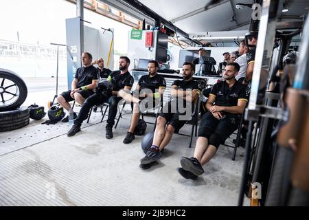 Jakarta, Indonesien. 04.. Juni 2022. Mecaniciens Mechanics DS Techeetah, DS E-Tense FE21, Portrait während des Jakarta ePrix 2022, 6. Treffen der ABB FIA Formel E Weltmeisterschaft 2021-22, auf dem Jakarta International e-Prix Kurs vom 2. Bis 4. Juni in Jakarta - Photo Germain Hazard / DPPI Credit: DPPI Media/Alamy Live News Stockfoto