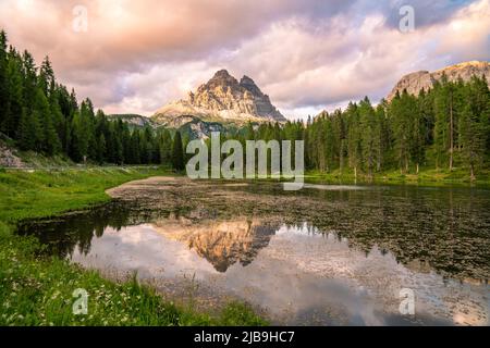Lago Antorno See, Tre Cime di Lavaredo Berg im Hintergrund, Dolomiten, Italien. Stockfoto