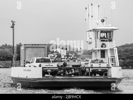 Schwarz-Weiß-Bild der Shelter Island Ferry, Sommer 2022 Stockfoto