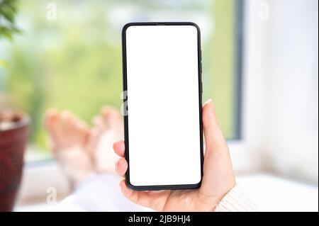 Handy-Modell. Zugeschnittene Aufnahme Ansicht der Frau Hände halten Smartphone mit leeren Kopie Raum Bildschirm für SMS oder Informationsinhalt. Weibliche re Stockfoto