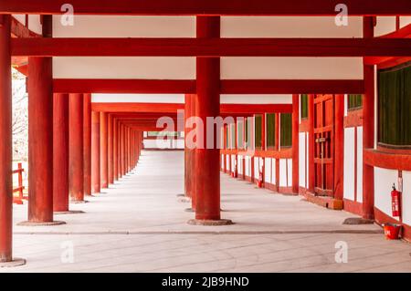 Nara, Japan - 5. Januar 2020. Rot-orange und weiße Holzarbeiten im Todai-ji Tempel in Nara. Dieser Tempel ist berühmt für seine riesige Buddha-Statue und ein beliebtes Touristenziel. Stockfoto