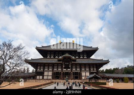 Nara, Japan - 5. Januar 2020. Außenansicht des Haupteingangs zum Todai-ji Tempel in Nara. Dieser Tempel ist berühmt für seine riesige Buddha-Statue und ein beliebtes Touristenziel. Stockfoto