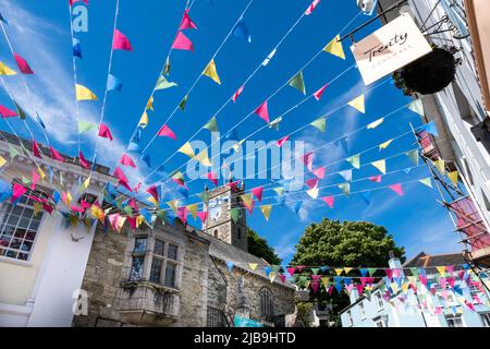 Church Street in Falmouth ist mit bunten bunten Bunten über dem Geschäft im Stil der Zeit zur Feier des Queens Platinum Jubilee dekoriert Stockfoto