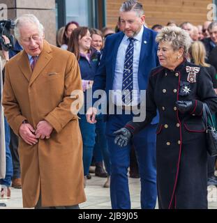 Prinz Charles auf dem Darlington Farmers Market, England, Großbritannien mit seinen aufgeblähten roten Händen Stockfoto