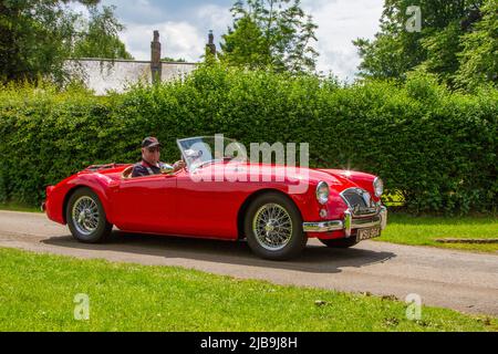 1959 50s Fifties Red MG Ein britischer Cabrio-Sportwagen mit 1500 ccm Benzin-Cabrio, der zum Leyland Festival in Großbritannien im Worden Park Motor Village eintrifft Stockfoto