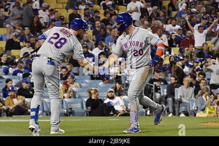 Los Angeles, USA. 04.. Juni 2022. New York Mets Pete Alonso (20) wird von Teamkollege J.D. Davis (28) begrüßt, nachdem er während des siebten Innings im Dodger Stadium in Los Angeles am Freitag, den 3. Juni 2022, einen Solo-Heimlauf vor dem Los Angeles Dodgers Reliever Yency Almonte hinter sich hatte. Foto von Jim Ruymen/UPI Credit: UPI/Alamy Live News Stockfoto