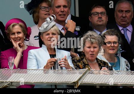 Imelda Staunton (2. rechts) auf den Ständen am Derby Day während des Cazoo Derby Festival 2022 auf der Epsom Racecourse, Surrey. Bilddatum: Samstag, 4. Juni 2022. Stockfoto