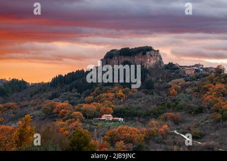 Die ländliche Landschaft um Orvieto, Umbrien, Italien bei Dämmerung im Herbst.