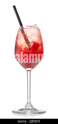 Glas Erdbeerspritz-Cocktail isoliert auf weißem Hintergrund Stockfoto