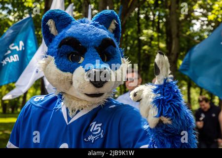 Moskau, Russland. 4.. Juni 2022 der Wolf ist das offizielle Maskottchen des Dynamo Moskau Hockey Club im Park in der Nähe des Dynamo-Stadions in Moskau, Russland Stockfoto