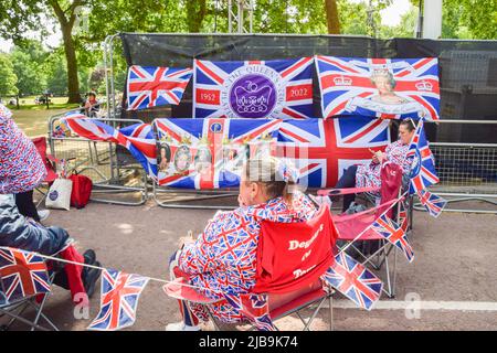 London, England, Großbritannien. 4.. Juni 2022. Die Fans kommen früh an und richten am 3. Tag des Platinum Jubilee Weekends der Queen ihren eigenen Partybereich in der Mall ein, wo berühmte Künstler vor dem Buckingham Palace, darunter Queen, Diana Ross und Duran Duran, unter vielen anderen, die Bühne betreten werden. (Bild: © Vuk Valcic/ZUMA Press Wire) Bild: ZUMA Press, Inc./Alamy Live News Stockfoto