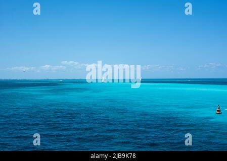 Luftaufnahme von Segelbooten, die auf dem Karibischen Meer nahe der Küste von Cancun, Mexiko, segeln Stockfoto