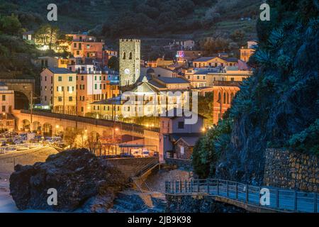 Monterosso, Italien in der Region Cinque Terre in der Abenddämmerung am Mittelmeer. Stockfoto