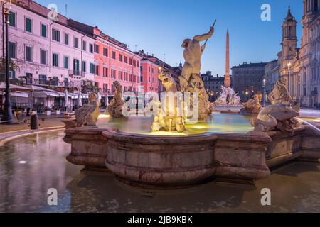 Brunnen auf der Piazza Navona in Rom, Italien bei Dämmerung. Stockfoto