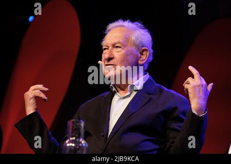 Hay Festival, Hay on Wye, Wales, Großbritannien – Samstag, 4.. Juni 2022 – der Historiker Simon Schama auf der Bühne des Hay Festivals – das Hay Festival läuft bis Sonntag, 5.. Juni 2022. Foto Steven May / Alamy Live News Stockfoto