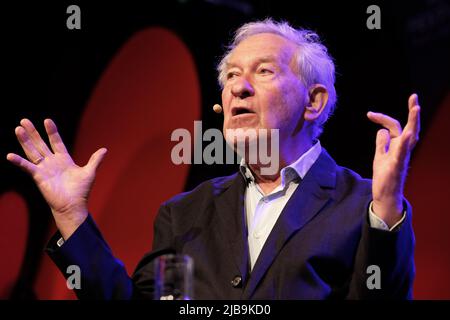 Hay Festival, Hay on Wye, Wales, Großbritannien – Samstag, 4.. Juni 2022 – der Historiker Simon Schama auf der Bühne des Hay Festivals – das Hay Festival läuft bis Sonntag, 5.. Juni 2022. Foto Steven May / Alamy Live News Stockfoto