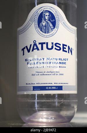 Nach drei Jahren Renovierung wird das Museum von Östergötland in Linköping, Schweden, wieder eröffnet. Auf dem Bild: 'Our way here- 11000 Years in Östergötland' ist eine Zeitreise, auf der der Besucher die Reise in der Gegenwart beginnt und dann in der Zeit zurückgeht, als das Eis schmolz. In jedem Raum begegnet dem Besucher ein ganz anderes Erlebnis. „Our Way Here“ besteht aus elf Räumen. Jeder Raum repräsentiert eine historische Epoche und hat sein eigenes Design, das geschaffen wurde, um diese Zeit zu reflektieren. Hier eine Ramlösa Wasserflasche mit Kohlensäure zur Jahrtausendfeier. Stockfoto