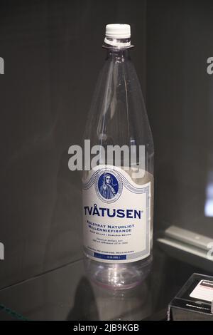 Nach drei Jahren Renovierung wird das Museum von Östergötland in Linköping, Schweden, wieder eröffnet. Auf dem Bild: 'Our way here- 11000 Years in Östergötland' ist eine Zeitreise, auf der der Besucher die Reise in der Gegenwart beginnt und dann in der Zeit zurückgeht, als das Eis schmolz. In jedem Raum begegnet dem Besucher ein ganz anderes Erlebnis. „Our Way Here“ besteht aus elf Räumen. Jeder Raum repräsentiert eine historische Epoche und hat sein eigenes Design, das geschaffen wurde, um diese Zeit zu reflektieren. Hier eine Ramlösa Wasserflasche mit Kohlensäure zur Jahrtausendfeier. Stockfoto