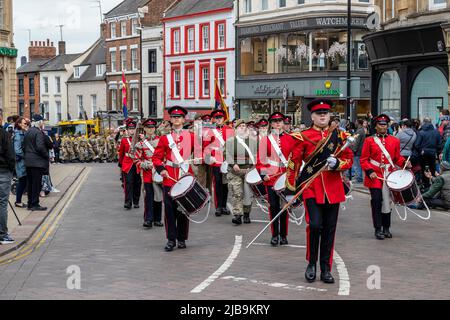 Northampton, Großbritannien. 4.. Juni 2022. Im Stadtzentrum versammeln sich im Rahmen des Northamptonshire Platinum Jubilee Pageant Militärbands und Dienstkadetten, die mit einem Gottesdienst auf dem Marktplatz durch die Stadt marschieren. Northampton, England, Großbritannien... Kredit: Keith J Smith./Alamy Live Nachrichten. Stockfoto