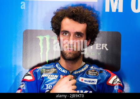 4.. Juni 2022; Circuito de Catalunya, Montmelo, Barcelona, Spanien: Gran Premio Monster Energy de Catalunya, MotoGP von Spanien, Qualifikationssitzungen: Alex Rins von Spanien (42) Suzuki Ecstar MotoGP bereitet sich auf die Session im Garagenteam vor Stockfoto