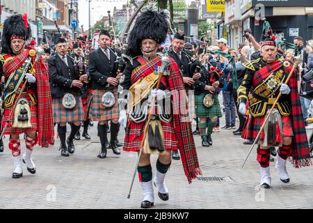 Northampton, Großbritannien. 4.. Juni 2022. Im Stadtzentrum versammeln sich im Rahmen des Northamptonshire Platinum Jubilee Pageant Militärbands und Dienstkadetten, die mit einem Gottesdienst auf dem Marktplatz durch die Stadt marschieren. Northampton, England, Großbritannien... Kredit: Keith J Smith./Alamy Live Nachrichten. Stockfoto