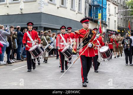 Northampton, Großbritannien. 4.. Juni 2022. Im Stadtzentrum versammeln sich im Rahmen des Northamptonshire Platinum Jubilee Pageant Militärbands und Dienstkadetten, die mit einem Gottesdienst auf dem Marktplatz durch die Stadt marschieren. Northampton, England, Großbritannien... Kredit: Keith J Smith./Alamy Live Nachrichten. Stockfoto