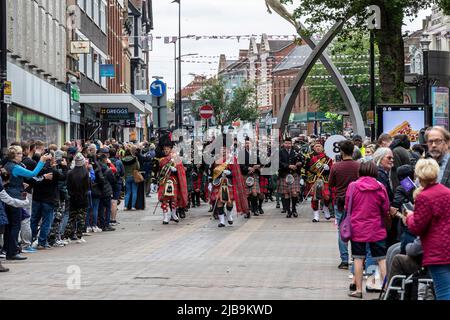 Northampton, Großbritannien. 4.. Juni 2022. Im Stadtzentrum versammeln sich im Rahmen des Northamptonshire Platinum Jubilee Pageant Militärbands und Dienstkadetten, die mit einem Gottesdienst auf dem Marktplatz durch die Stadt marschieren. Northampton, England, Großbritannien... Kredit: Keith J Smith./Alamy Live Nachrichten. Stockfoto