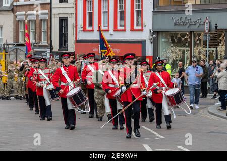 Northampton, Großbritannien. 4.. Juni 2022. Im Stadtzentrum versammeln sich im Rahmen des Northamptonshire Platinum Jubilee Pageant Militärbands und Dienstkadetten, die mit einem Gottesdienst auf dem Marktplatz durch die Stadt marschieren. Northampton, England, Großbritannien... Kredit: Keith J Smith./Alamy Live Nachrichten. Stockfoto