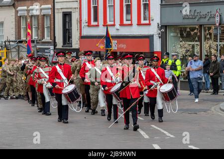 Northampton, Großbritannien. 4.. Juni 2022. Im Stadtzentrum versammeln sich im Rahmen des Northamptonshire Platinum Jubilee Pageant Militärbands und Dienstkadetten, die mit einem Gottesdienst auf dem Marktplatz durch die Stadt marschieren. Northampton, England, Großbritannien... Kredit: Keith J Smith./Alamy Live Nachrichten. Stockfoto