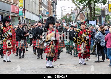 Northampton, Großbritannien. 4.. Juni 2022. Im Stadtzentrum versammeln sich im Rahmen des Northamptonshire Platinum Jubilee Pageant Militärbands und Dienstkadetten, die mit einem Gottesdienst auf dem Marktplatz durch die Stadt marschieren. Northampton, England, Großbritannien... Kredit: Keith J Smith./Alamy Live Nachrichten. Stockfoto