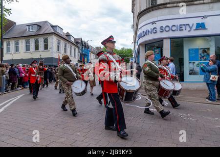 Northampton, Großbritannien. 4.. Juni 2022. Im Stadtzentrum versammeln sich im Rahmen des Northamptonshire Platinum Jubilee Pageant Militärbands und Dienstkadetten, die mit einem Gottesdienst auf dem Marktplatz durch die Stadt marschieren. Northampton, England, Großbritannien... Kredit: Keith J Smith./Alamy Live Nachrichten. Stockfoto