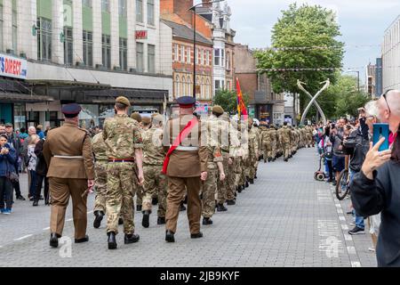 Northampton, Großbritannien. 4.. Juni 2022. Im Stadtzentrum versammeln sich im Rahmen des Northamptonshire Platinum Jubilee Pageant Militärbands und Dienstkadetten, die mit einem Gottesdienst auf dem Marktplatz durch die Stadt marschieren. Northampton, England, Großbritannien... Kredit: Keith J Smith./Alamy Live Nachrichten. Stockfoto