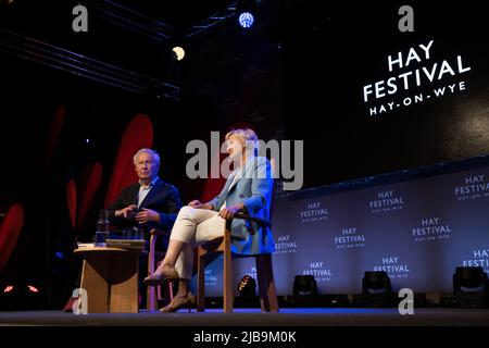 Hay-on-Wye, Wales, Großbritannien. 4.. Juni 2022. Tina Brown spricht mit Simon Schama beim Hay Festival 2022, Wales. Quelle: Sam Hardwick/Alamy. Stockfoto