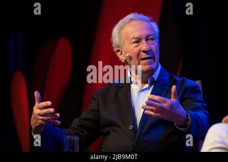 Hay-on-Wye, Wales, Großbritannien. 4.. Juni 2022. Tina Brown spricht mit Simon Schama beim Hay Festival 2022, Wales. Quelle: Sam Hardwick/Alamy. Stockfoto