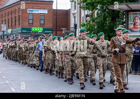 Northampton, Großbritannien. 4.. Juni 2022. Im Stadtzentrum versammeln sich im Rahmen des Northamptonshire Platinum Jubilee Pageant Militärbands und Dienstkadetten, die mit einem Gottesdienst auf dem Marktplatz durch die Stadt marschieren. Northampton, England, Großbritannien... Kredit: Keith J Smith./Alamy Live Nachrichten. Stockfoto