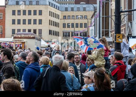 Northampton, Großbritannien. 4.. Juni 2022. Im Stadtzentrum versammeln sich im Rahmen des Northamptonshire Platinum Jubilee Pageant Militärbands und Dienstkadetten, die mit einem Gottesdienst auf dem Marktplatz durch die Stadt marschieren. Northampton, England, Großbritannien... Kredit: Keith J Smith./Alamy Live Nachrichten. Stockfoto