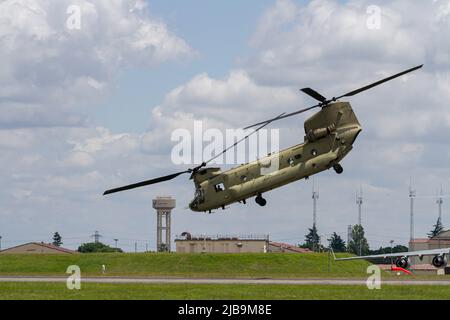 Ein Hubschrauber der Boeing CH 47 Chinook mit der United States Army hebt vom Yokota Airbase, Fussa, ab. Stockfoto