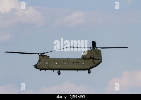 Ein Boeing CH 47 Chinook Hubschrauber mit der United States Army auf dem Yokota Airbase, Fussa. Stockfoto