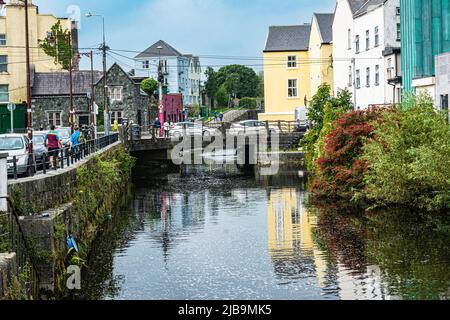 Blick auf die Brücke über den Corrib River, Galway, Irland, Europa Stockfoto