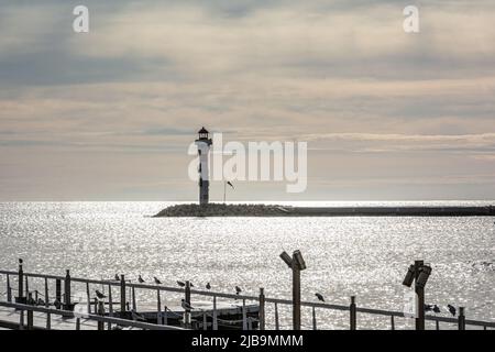 Blick auf den Leuchtturm von Cannes von der Promenade de la Croisette bei Sonnenuntergang, Französische Riviera, Frankreich Stockfoto