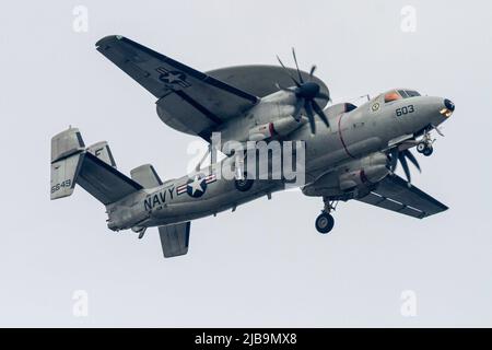 Yamato, Japan. 13. Dez 2016. Ein Frühwarnflugzeug der Northrop Grumman E2 Hawkeye mit Carrier Airborne Early Warning Squadron 115 (VAW-115), auch bekannt als die „Liberty Bells“, fliegt über Kanagawa. (Foto von Damon Coulter/SOPA Images/Sipa USA) Quelle: SIPA USA/Alamy Live News Stockfoto