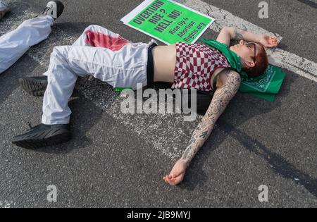 New York, USA. 03.. Juni 2022. Eine Gruppe von Studenten veranstaltete eine Kundgebung und die-in-Demonstration für Abtreibungsrechte im Washington Square Park. Die lokale Aktivistengruppe Rise Up 4 Abtreibungsrechte hat eine Woche lang Demonstrationen in der ganzen Stadt abgehalten, nachdem durchgesickerte Dokumente die Entscheidung des Obersten Gerichtshofs der Vereinigten Staaten, Roe V. Wade umzustürzen, aufgedeckt hatten. (Foto: Steve Sanchez/Pacific Press) Quelle: Pacific Press Media Production Corp./Alamy Live News Stockfoto